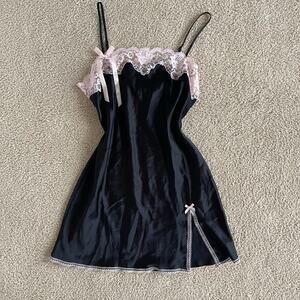 Vintage Y2K Victoria’s Secret Angels black satin pink lace slip - Size M